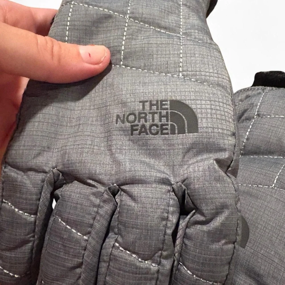 NWOT The North Face Charcoal Quilted Womens Gloves - Picture 5 of 7